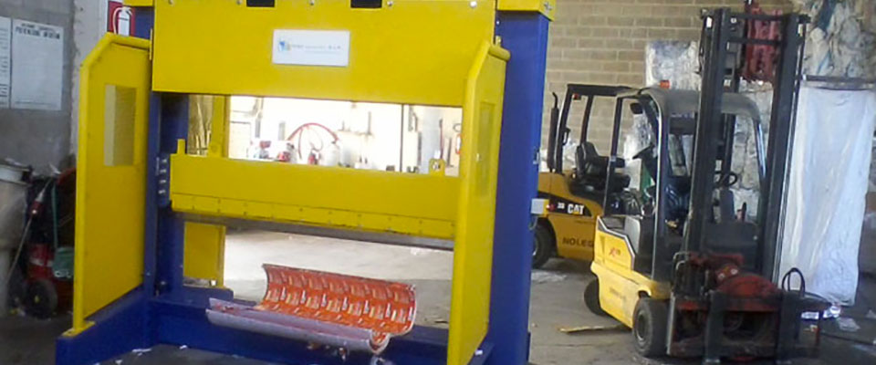 Macchina spacca-bobine per la distruzione di bobine in plastica